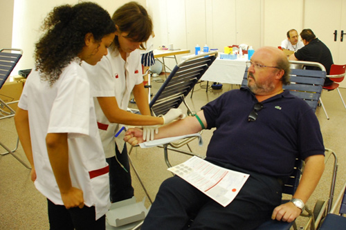 L'alcalde de Calonge, Jordi Soler, dóna sang, en una imatge d'arxiu.