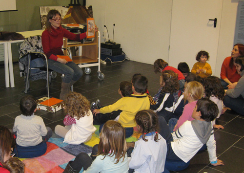 Contes musicats a la biblioteca de Palamós, en una imatge d'arxiu.
