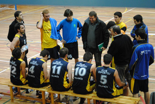 L'equip de l'Alupu Palamós en el temps mort d'un partit.