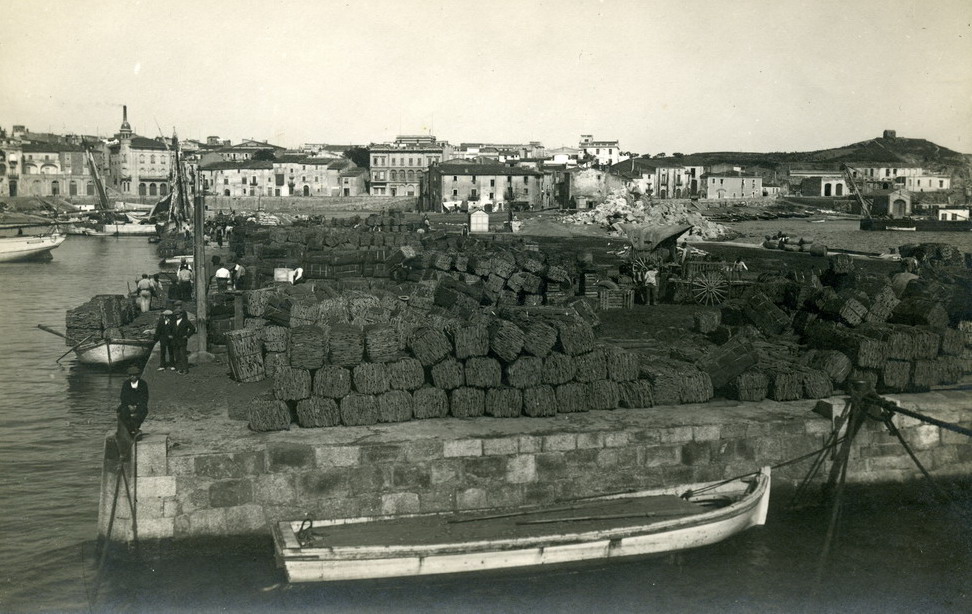 Fotografia d'època del moll comercial del port de Palamós.