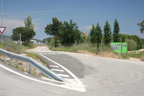 La zona on es faria l'aparcament d'autocaravanes, al costat de la C-31.