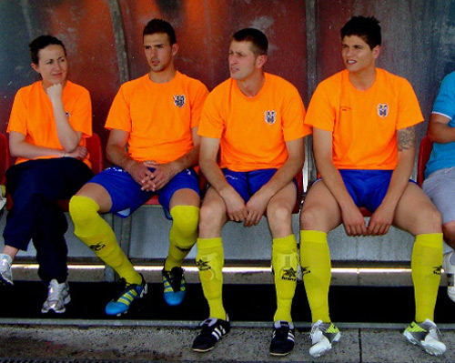 David Batanero, a la dreta, a la banqueta del camp del Mollet.