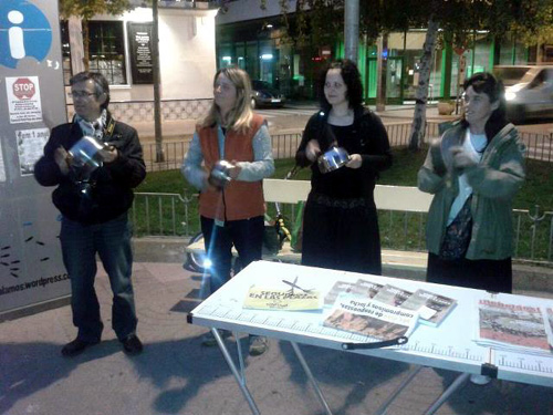 Indignats a la plaça de Catalunya de Palamós, ahir a la nit.