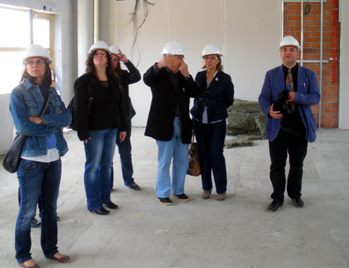 Els assistents a la visita d'obra que s'ha fet aquest migdia a l'escola Vila-romà.
