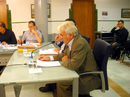 El Síndic de Greuges, en primer terme, fent la seva exposició davant el Ple municipal.