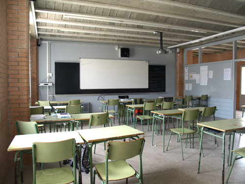 Una aula buida de l'IES Palamós.