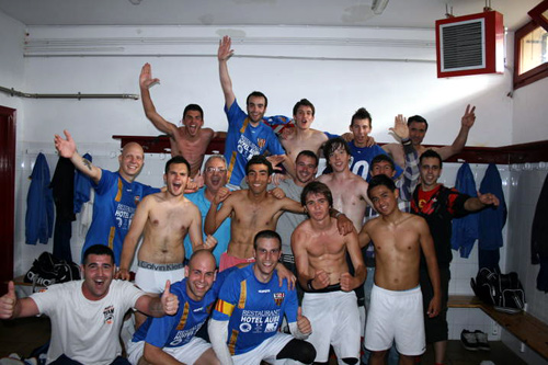 El Catalònia celebra la victòria al seu vestidor.