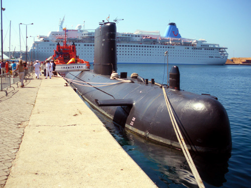 El submarí 'Tramontana' al moll de ponent del port de Palamós.