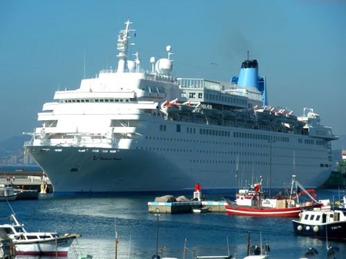 El Thomson Dream, en una anterior visita al port de Palamós.