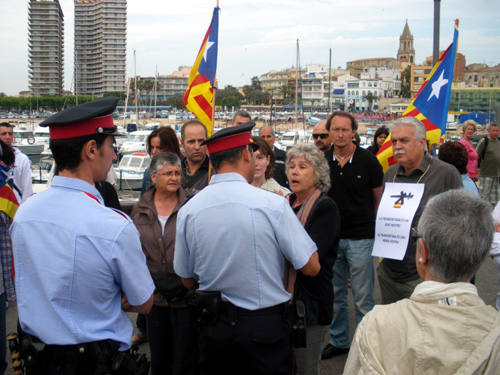 Els manifestants negociant amb els Mossos d'Esquadra.
