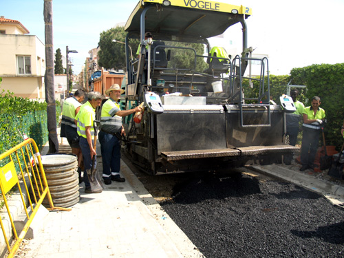 Operaris asfaltant el carrer del Pedró aquest matí.