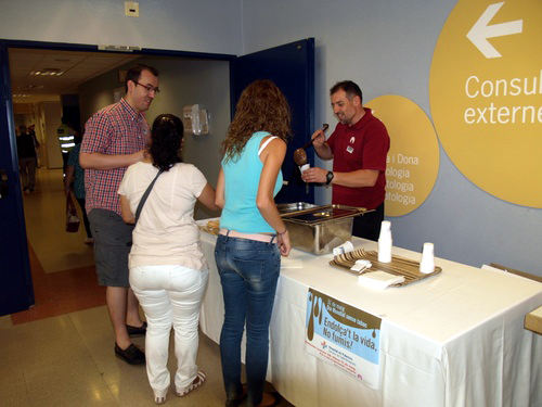 Xocolatada popular per conscienciar sobre els beneficis de no fumar.