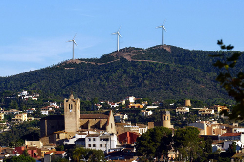 Fotomuntatge dels aerogeneradors que Calonge rebutja.
