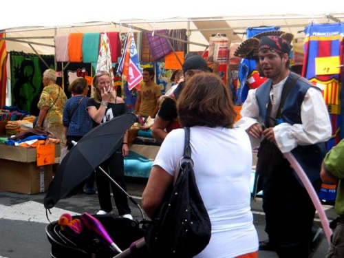 Una fotografia d'una anterior edició de la 'Botiga al carrer'.