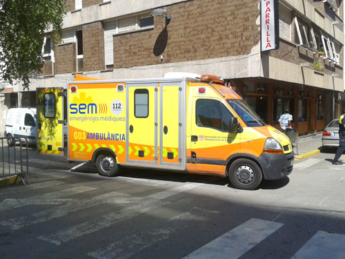 Els serveis d'emergència que han atès la dona atropellada en el lloc de l'accident.