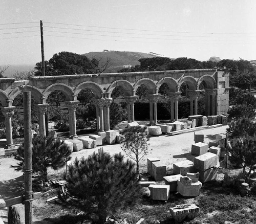 El claustre es va reconstruir a la finca en els anys 50 del segle passat. (Foto: Arxiu Municipal de Palamós)