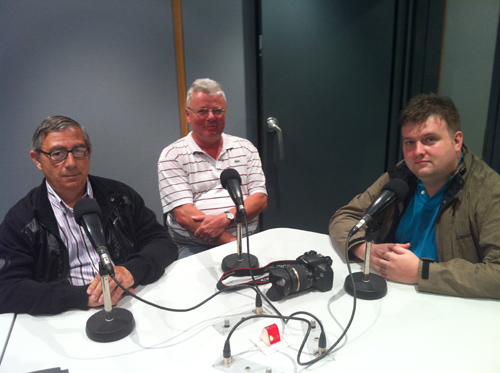 Els membres de les entitats que promocionen l'agermanament, ahir a Ràdio Palamós.