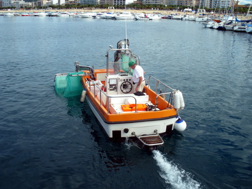 La barca que va fer la neteja l'estiu passat.