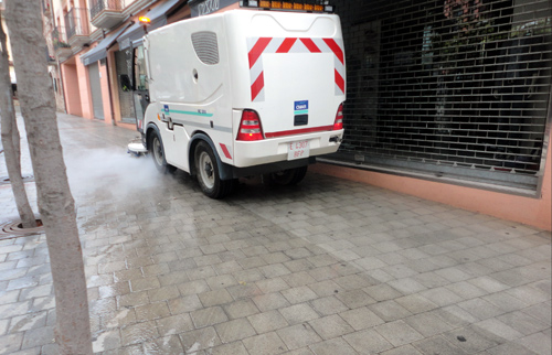 Una màquina netejadora treballant en la posta a punt dels carrers de Palamós.