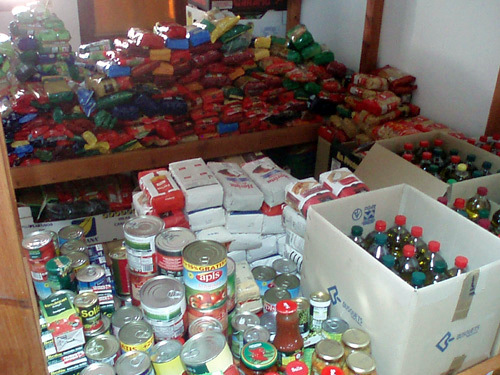 Dipòsit d'aliments que després es repartiran entre les famílies necessitades de Palamós.