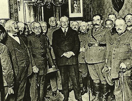 El dictador Miguel Primo de Rivera, en el centre de la imatge.