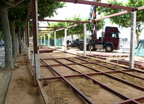 Muntatge de les terrasses del passeig, aquest matí.