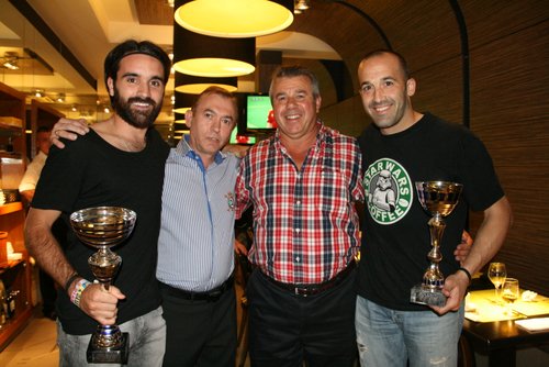 Bayona i Revert, amb els trofeus, acompanyats del president Miquel Aguilar i de Paco Ramos.
