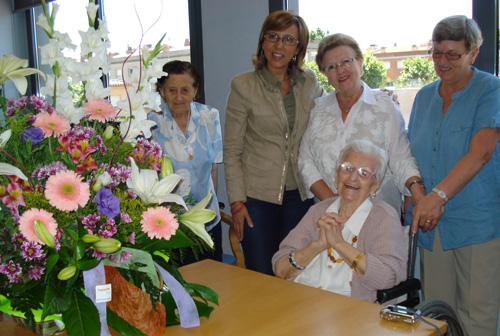 Aurina Pendas, avui, amb les seves filles i l'alcaldessa de Palamós. 