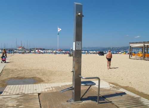 Servei de dutxa de la platja Gran de Palamós.