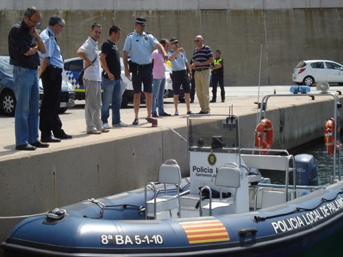Un moment de la visita que va fer ahir l'intendent de la Guàrdia Urbana de Barcelona.