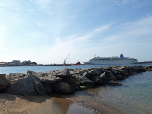 Un creuer turístic al port de Palamós.