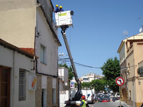 Operatiu de retirada del cablejat aeri a l'Eixample Nord de Palamós.