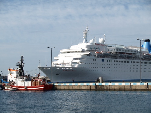 El Thomson Dream, en una anterior visita al port de Palamós.