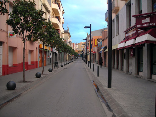 El carrer de Cervantes, en ple centre comercial de Palamós.