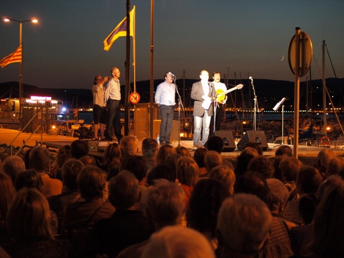 El grup Port Bo, ahir a la nit damunt l'escenari del moll Vell.