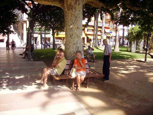 Gent gran descansant a l'ombra al Passeig.