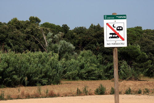 prohibició d'estacionament i pernoctació de carvanes a Castell