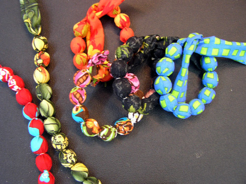 Taller de braçalets i collarets al passeig de Sant Antoni.