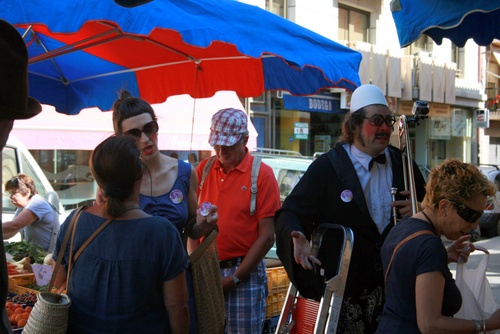 Un moment de l'acció contra les bosses de plàstic que s'ha fet avui a Palamós.