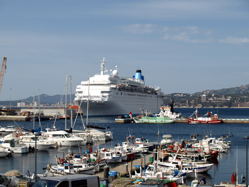 El creuer Thomson Dream al port de Palamós.