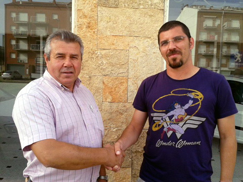 Edu Urdiales, a la dreta, amb el president del Palamós CF, Miquel Aguilar.