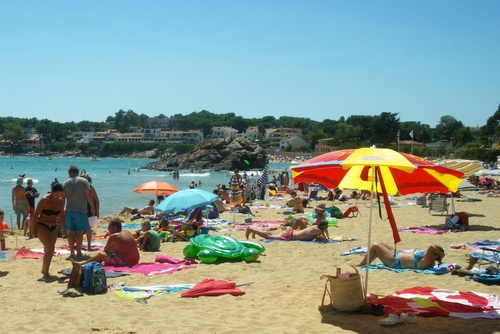 Turistes a la platja de La Fosca, a Palamós.