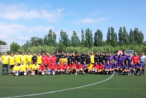 Fotografia de grup dels equips que van participar en el 'Marca un gol per la independència'.