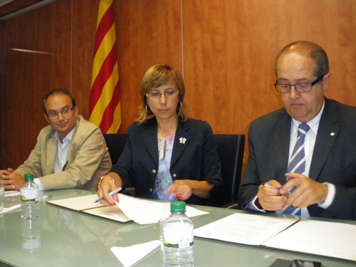 Felip Puig, Teresa Ferrés i el regidor Josep Coll, avui durant la firma dels convenis.