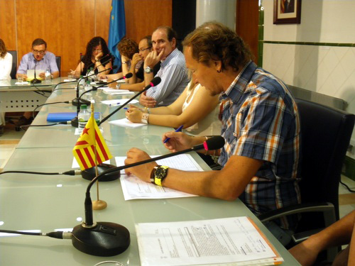 El regidor d'ERC, Dani Reixach, amb l'estelada que va portar al Ple.