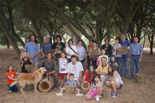 La pela del suro, una de les activitats mediambientals d'aquest estiu.