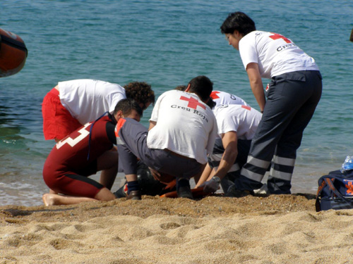 Simulacre de salvament a la platja Gran de Palamós.