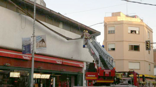 Els Bombers retirant el voladís, ahir al vespre. (Foto: Núria Clara).