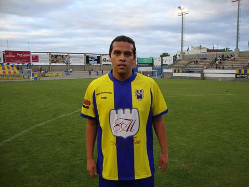 Heder Figueroa va debutar diumenge amb la samarreta del Palamós CF.