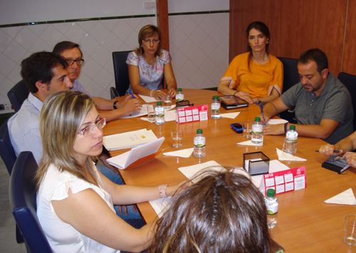 Ester Sánchez, segona per la dreta, durant la reunió d'avui.